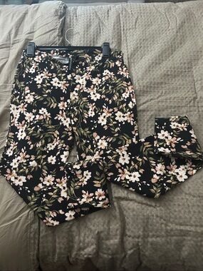 Zoe + Phoebe Black Floral skinny stretch leggings